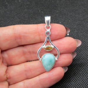 Colgante larimar, topacio, olivino y plata