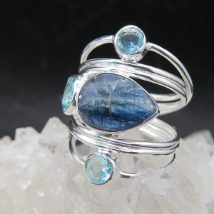 Anillo cianita, topacio y plata