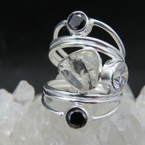 Anillo cuarzo turmalinado, ónix, cuarzo cristal de roca y plata