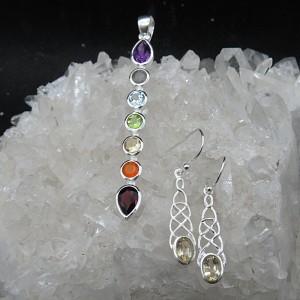 Conjunto colgante y pendientes Siete Chakras y plata