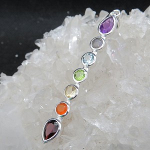 Conjunto colgante y pendientes Siete Chakras y plata