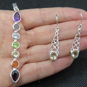 Conjunto colgante y pendientes Siete Chakras y plata