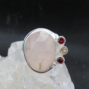 Anillo cuarzo rosa, granate, olvino y plata