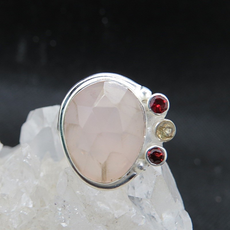 Anillo cuarzo rosa, granate, olvino y plata