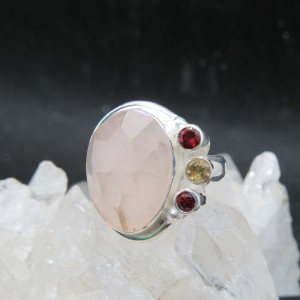 Anillo cuarzo rosa, granate, olvino y plata