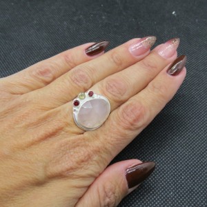 Anillo cuarzo rosa, granate, olvino y plata