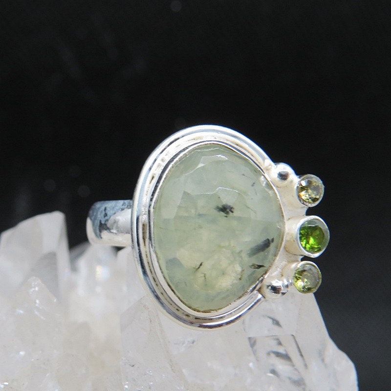 Anillo prehnita, olivino, citrino y plata