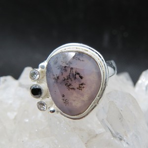 Anillo merlinita, ónix, cuarzo cristal de roca y plata