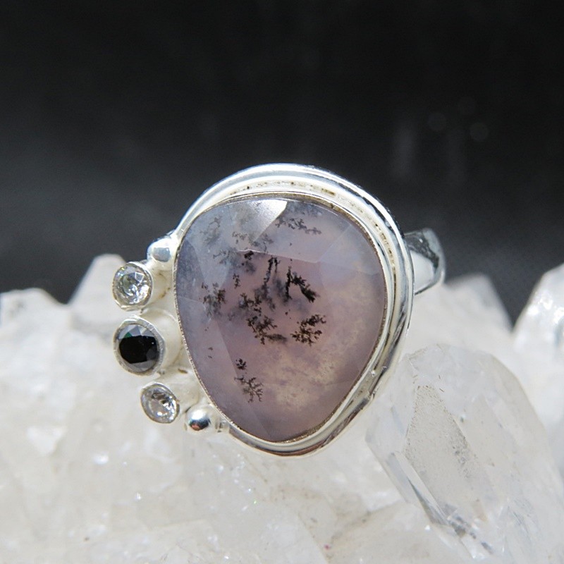 Anillo merlinita, ónix, cuarzo cristal de roca y plata