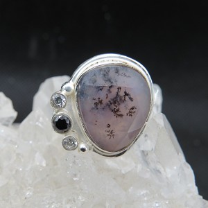 Anillo merlinita, ónix, cuarzo cristal de roca y plata