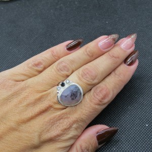 Anillo merlinita, ónix, cuarzo cristal de roca y plata