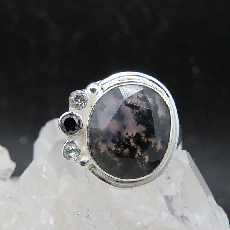 Anillo merlinita, ónix, cuarzo cristal de roca y plata