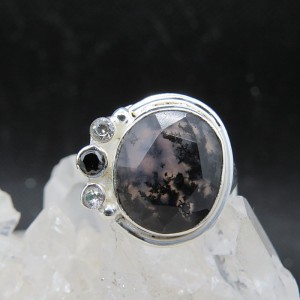 Anillo merlinita, ónix, cuarzo cristal de roca y plata