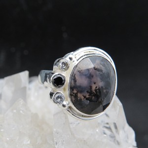 Anillo merlinita, ónix, cuarzo cristal de roca y plata