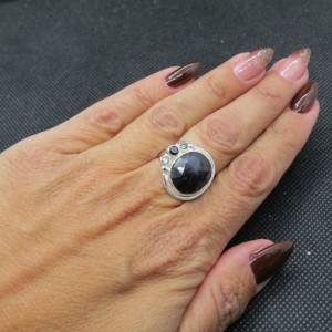 Anillo merlinita, ónix, cuarzo cristal de roca y plata