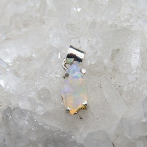 Colgante ópalo blanco y plata