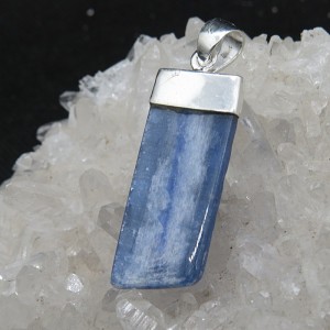 Colgante cianita y plata