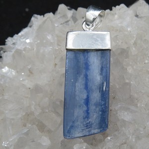 Colgante cianita y plata