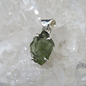 Colgante moldavita y plata