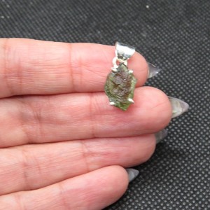 Colgante moldavita y plata