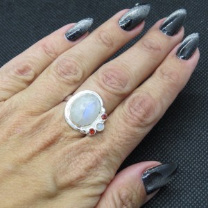 Anillo piedra luna, granate y plata