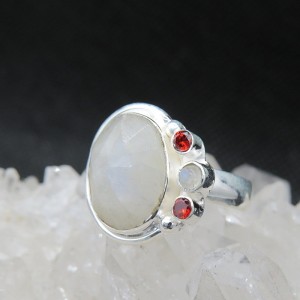 Anillo piedra luna, granate y plata