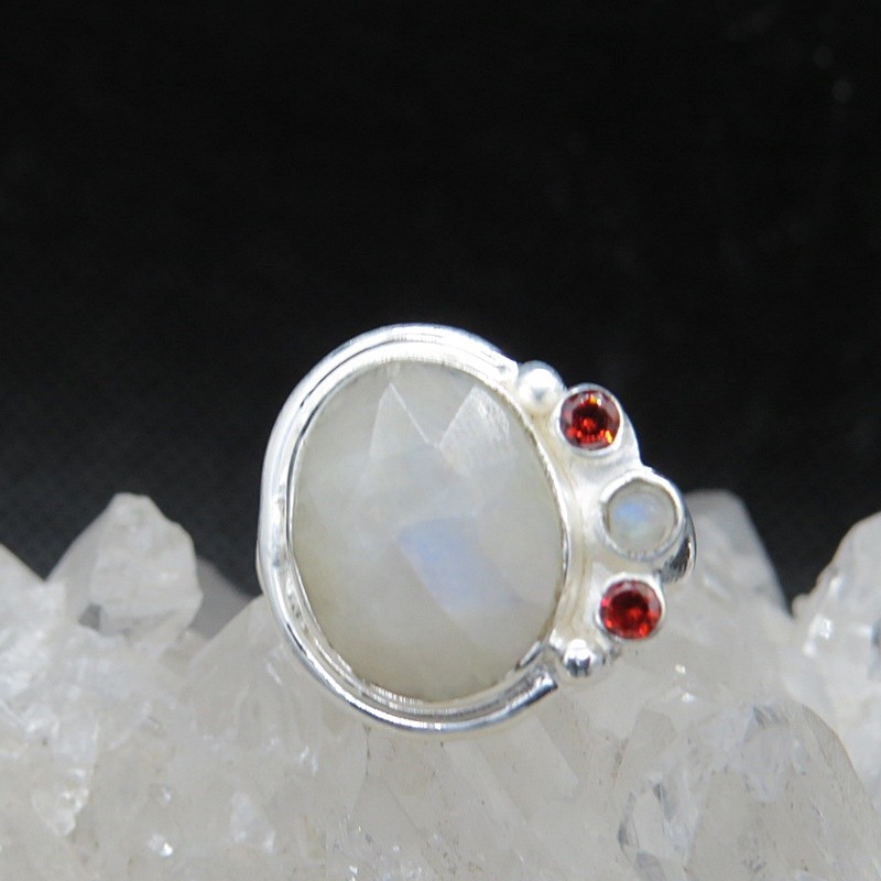 Anillo piedra luna, granate y plata