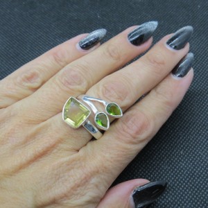 Anillo cuarzo citrino, olivino y plata