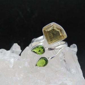 Anillo cuarzo citrino, olivino y plata