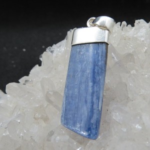 Colgante cianita y plata