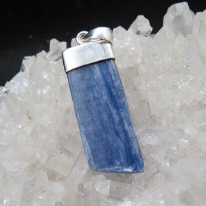 Colgante cianita y plata