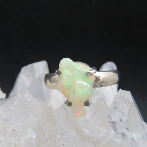 Anillo ópalo blanco natural y plata