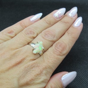 Anillo ópalo blanco natural y plata