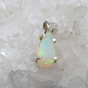 Colgante ópalo blanco y plata